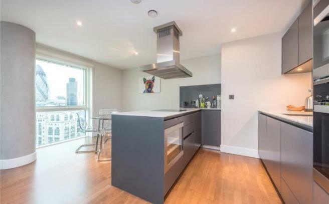 One Commercial Street Apartment Лондон Экстерьер фото